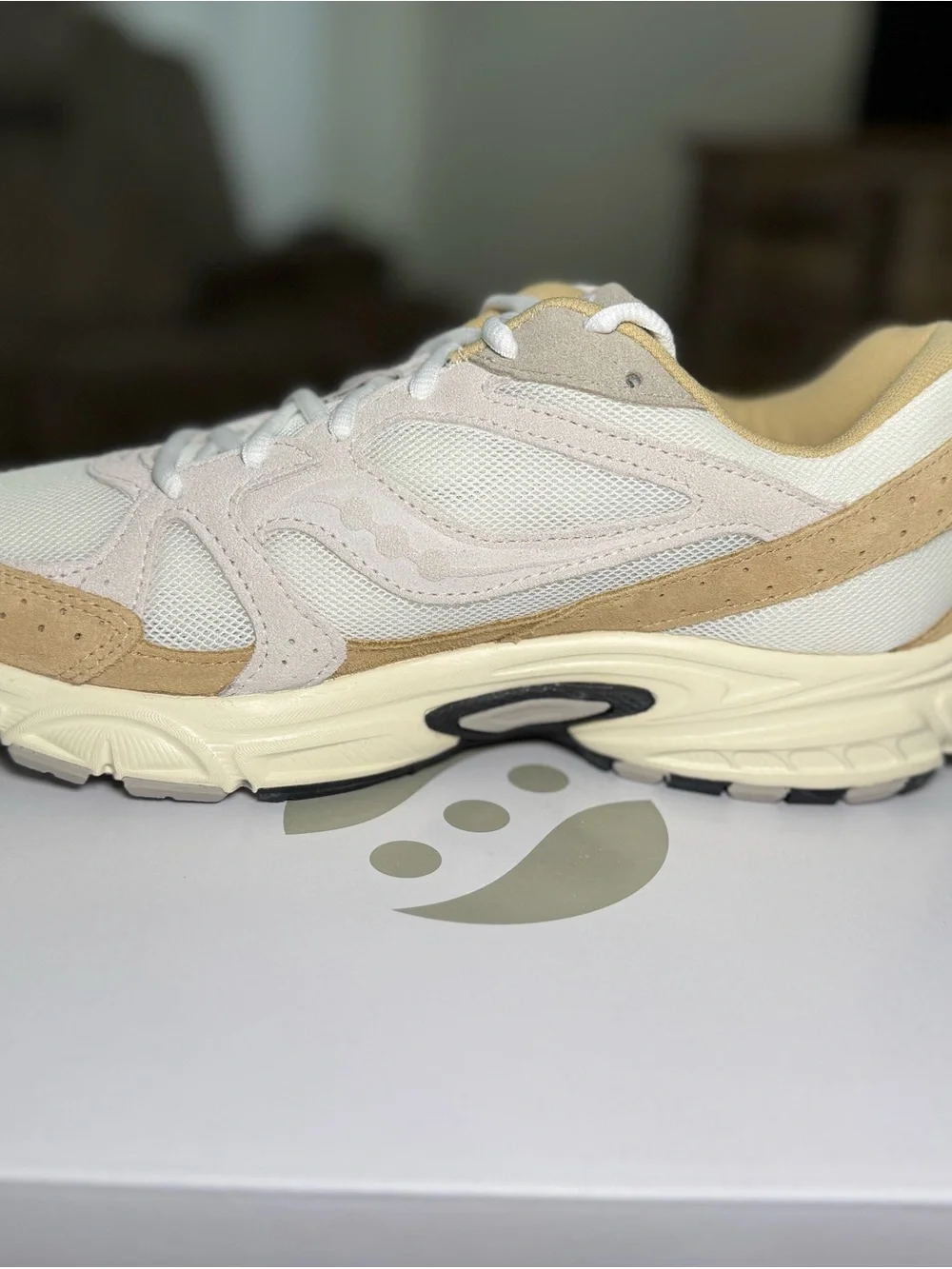 Saucony UNISEX  Beige and White Running Sneakers MENS 9/WOMEN 10.5